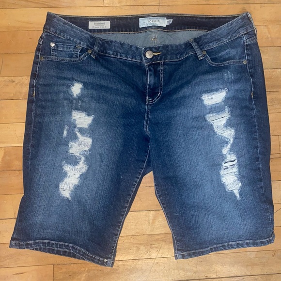 Torrid boyfriend distressed Bermuda shorts 18 - Picture 1 of 2
